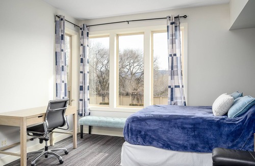 Vernon Condo | Executive Lakefront Townhouse, 4 bed, 4 bath, pool, hot tub, 2 boat slips