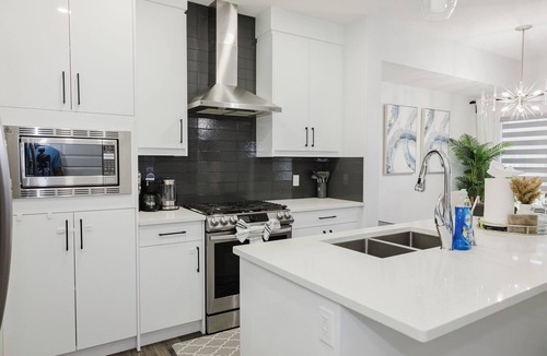 Southwest Edmonton House | Executive Modern Family Haven for Short Stays