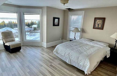 Ladysmith House | Executive ocean view, pet freindly lower suite