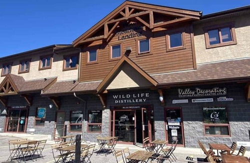 Three Sisters Mountain Village Condo | Executive Residence | Hot Tub + Parking | 30+ Days | Ideal for Corporate Stays
