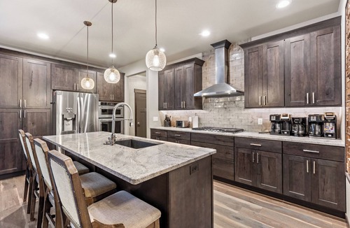 Deadwood House | Expansive 7 bedroom, 3 car garage, 2 hot tubs, paved roads, wifi & pool access
