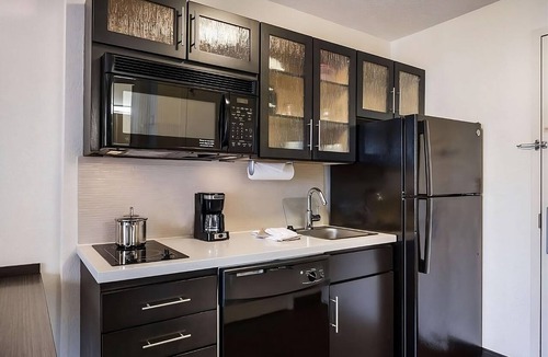 North Olmsted Hotel | Experience Convenient Stay in North Olmsted! Pet-Friendly Unit, w/Kitchenette