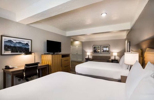 Glenwood Springs Hotel | Experience Glenwood Springs Adventures | Hiking, Pools, & Free Breakfast