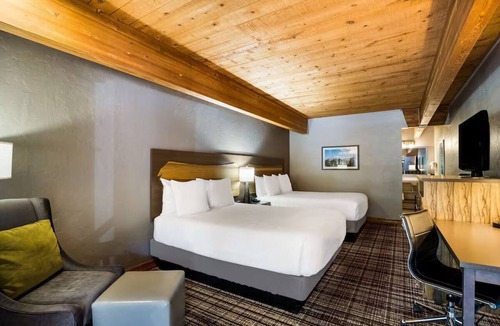 Glenwood Springs Hotel | Explore Glenwood Springs | Modern Family Stay | Heated Pool | Free Breakfast