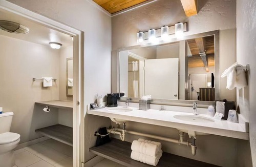 Glenwood Springs Hotel | Explore Glenwood Springs | Modern Family Stay | Heated Pool | Free Breakfast