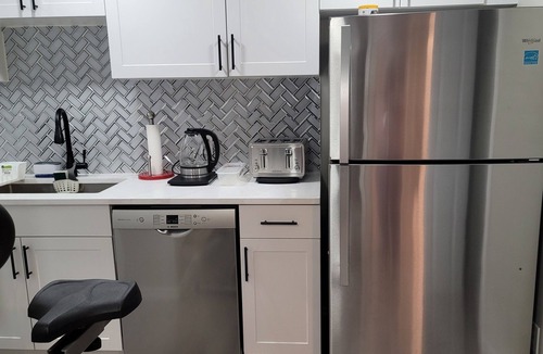 Southwest Edmonton House | Exquisite 2 Bedroom Suite, 12min from the Airport