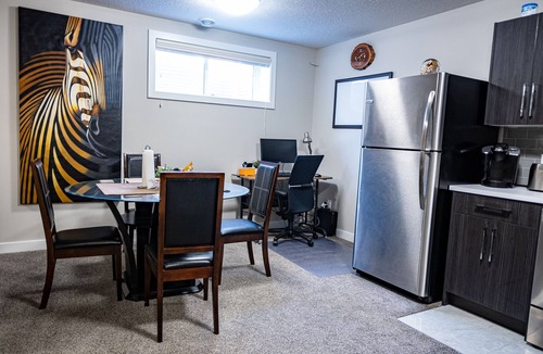Airdrie House | Exquisite & Cozy La'Posh Suite w/WiFi, Workspace, Storage