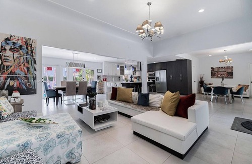 South Lake Villa | EXQUISITE GRAND POOL 4/4 VILLA HALF MILE TO BEACH