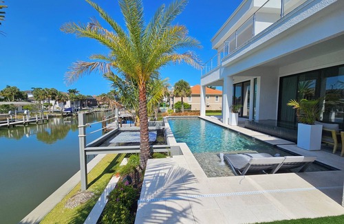 Connors House | Exquisite Waterfront 6-Bed Home in Naples, Pool & Spa