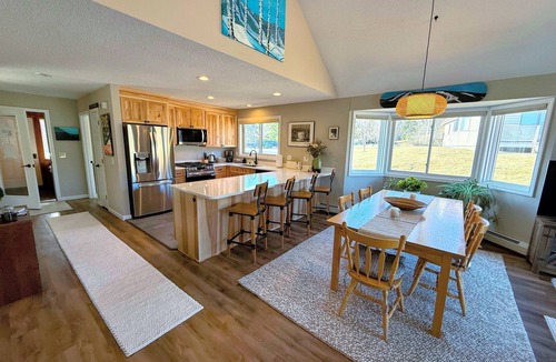Carroll House | F21 Renovated single level home, open concept, new kitchen, mountain views, large lawn, AC!