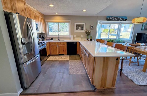 Carroll House | F21 Renovated single level home, open concept, new kitchen, mountain views, large lawn, AC!