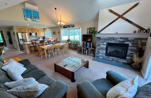 Carroll Villa | F4 Warm Fairway Village Townhome mountain views and large lawn So much to do