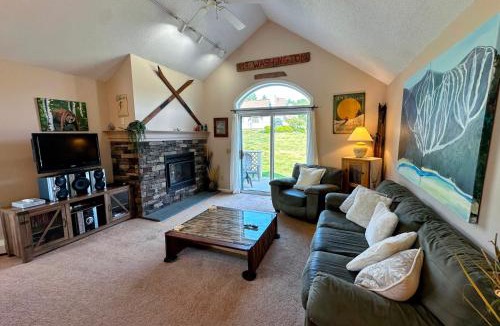 Carroll Villa | F4 Warm Fairway Village Townhome mountain views and large lawn So much to do
