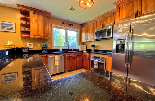 Carroll House | F49 Wow! Stunning single level home next to golf course and Mt Washington Hotel, AC, Skiing