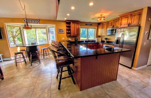 Carroll House | F49 Wow! Stunning single level home next to golf course and Mt Washington Hotel, AC, Skiing