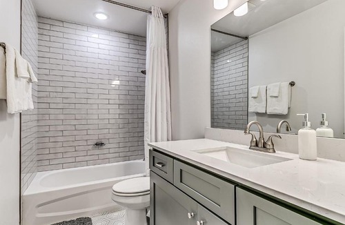 Almont Apartment | Fabulous 3-bedroom house with AC in Oklahoma City