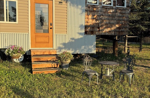 Armstrong Cabin | Fabulous Tiny House with a cottage feel in a farm setting, 3min from Armstrong.