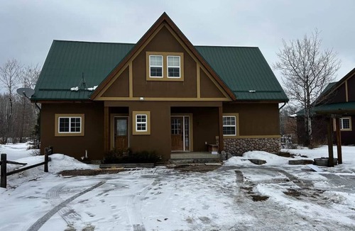 Fowler Lake House | Family Friendly Cabin w/Jacuzzi at Fowler Lake, SK
