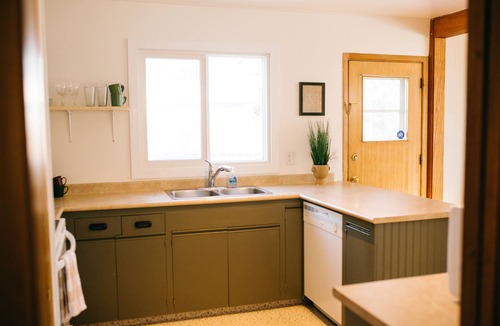 Saskatoon House | Family Friendly 3 Bd with *HOT TUB* Close to 8th Street, University and Hospital