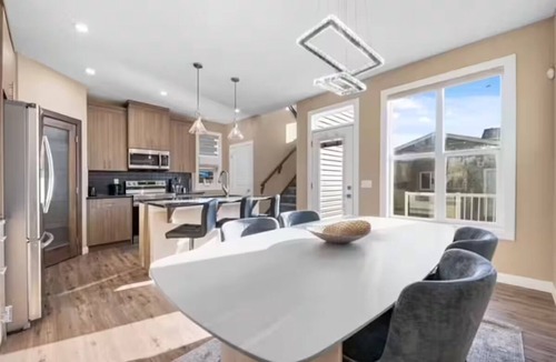 Calgary House | Family-Friendly 3-Bed | Super Close to Airport!