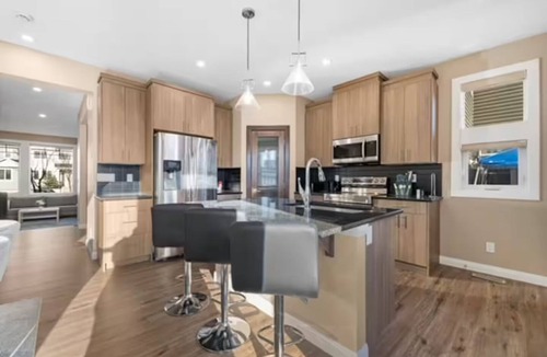 Calgary House | Family-Friendly 3-Bed | Super Close to Airport!