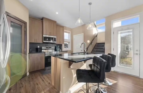 Calgary House | Family-Friendly 3-Bed | Super Close to Airport!