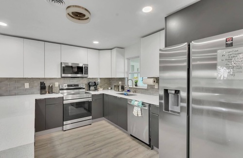 Pompano Beach House | Family Friendly 3BR Waterfront House- Private Dock, Screened Pool & Boat Parking