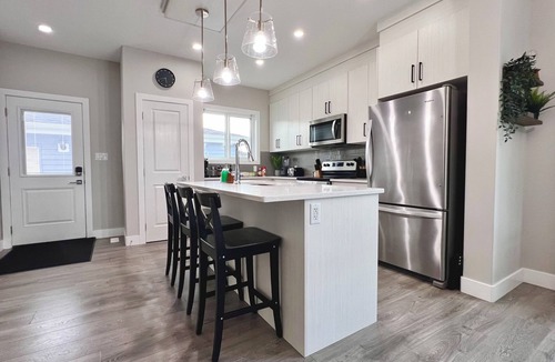 Leduc House | Family-Friendly 3BR | Full Kitchen | Laundry | Sleeps 9 | Near YEG Airport