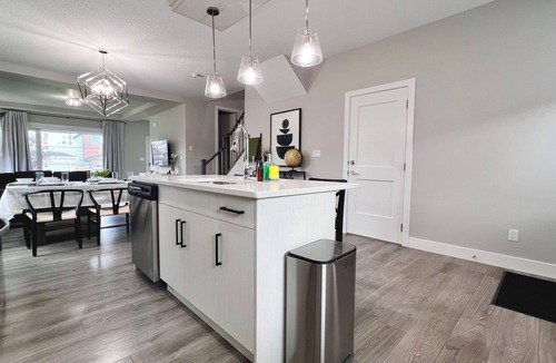Leduc House | Family-Friendly 3BR | Full Kitchen | Laundry | Sleeps 9 | Near YEG Airport
