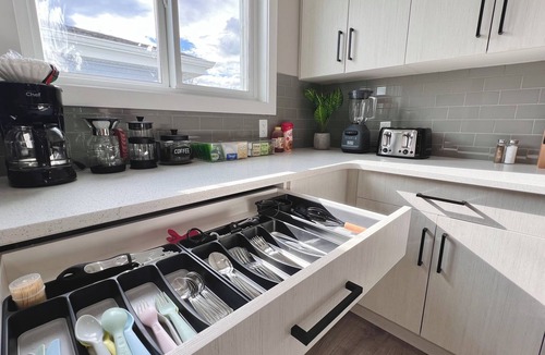 Leduc House | Family-Friendly 3BR | Full Kitchen | Laundry | Sleeps 9 | Near YEG Airport