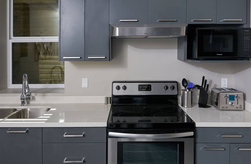 Burnaby Apartment | Family Friendly 6 Bed Rooms house - The Chateau Modern & Luxurious