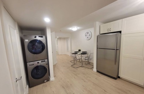 Lynn Valley House | Family friendly Modern Garden Suite in Lynn Valley
