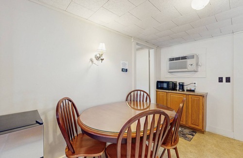Lincoln Cabin | Family-Friendly Cabin w/Shared Pool, WiFi, & Kitchenette - Close to Attractions