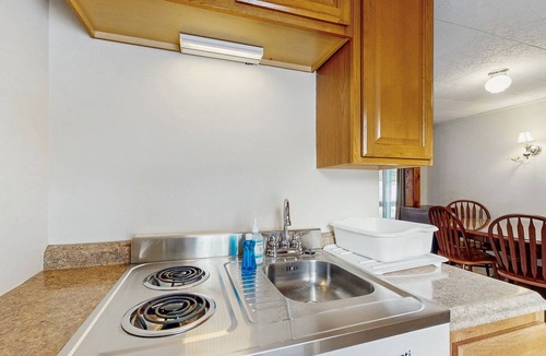 Lincoln Cabin | Family-Friendly Cabin w/Shared Pool, WiFi, & Kitchenette - Close to Attractions