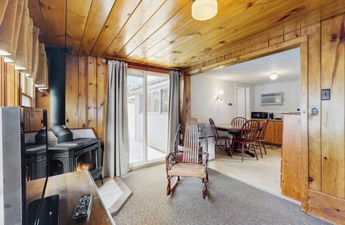 Lincoln Cabin | Family-Friendly Cabin w/Shared Pool, WiFi, & Kitchenette - Close to Attractions