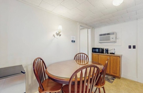 Lincoln Cabin | Family-Friendly Cabin w/Shared Pool, WiFi, & Kitchenette - Close to Attractions