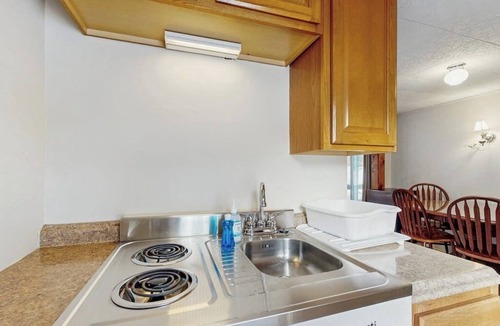 Lincoln Cabin | Family-Friendly Cabin w/Shared Pool, WiFi, & Kitchenette - Close to Attractions