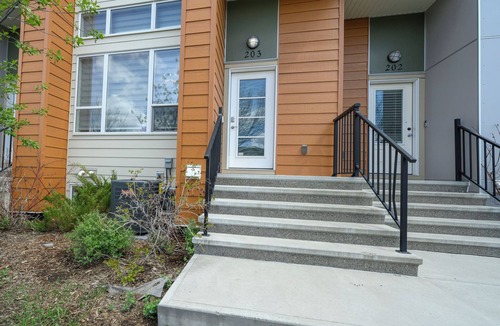 Airdrie House | Family friendly executive townhouse