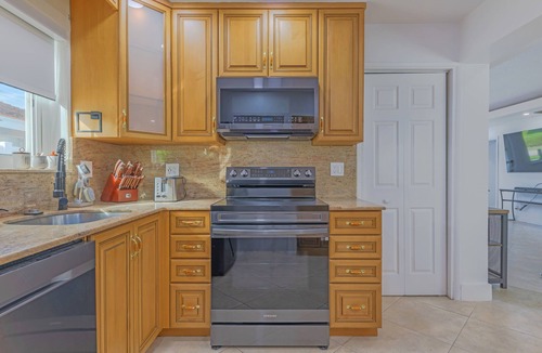 Dania Beach House | 🏖️ Family Friendly House 6 Minutes Away from the Beach