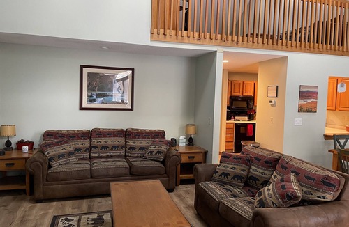 North Conway House | Family Getaway in the Heart of North Conway ~ Sleeps 13~ Pool~ Game Room ~ 5BR