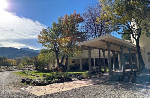 Taos Apartment | Family room w/Mountain View - 12