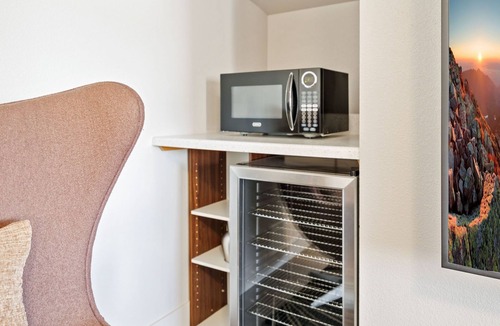Old Town North House | Fancy Townhome Near Old Town, Breweries and River!