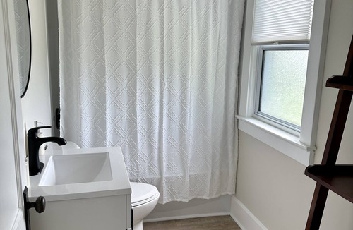 Burton House | Farmhouse at Memory Lake Sleeps 6 - 3 bedrooms - 1 bath