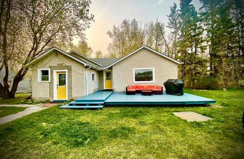 Division No. 11 House | Farmhouse in Alberta