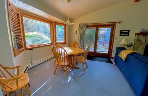 Carroll House | FC20 Remodeled Forest Cottage home - AC, great for kids, lots of yard space! Walk to the slopes!