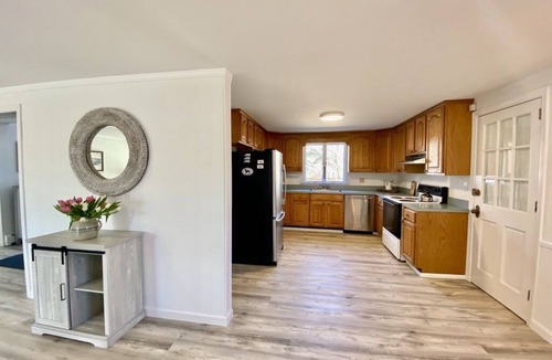 Katama House | FERRY TKTS AVAILABLE, NEAR BEACH, AIR CONDITIONED 6 BEDROOMS SLEEPS 9, 3.5 BATHS