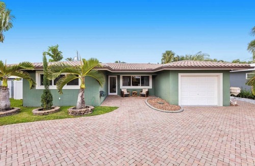Santa Barbara Estates House | FIFA Beach House Hot Tub & Tiki Bar, Walk to Beach