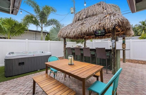 Santa Barbara Estates House | FIFA Beach House Hot Tub & Tiki Bar, Walk to Beach