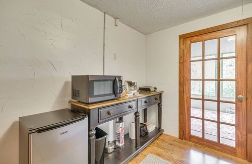Cascade-Chipita Park Apartment | Fire Pit w/Mtn Views! Cascade Couple's Getaway