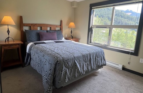 East Kootenay Condo | FLAGSHIP PANORAMA CONDO 2 bed 2 bath ski in/out Upper Village clean fee INC
